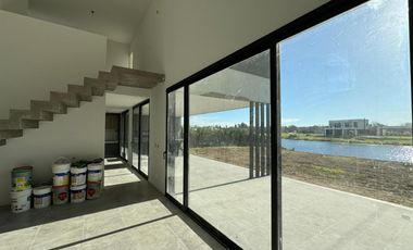 San Matías | Venta | Importante casa a laguna a estrenar en área 5