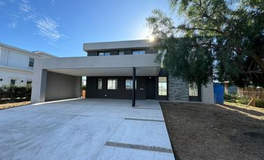 San Matías | Venta | Importante casa a laguna a estrenar en área 5