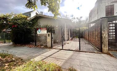 Casa en venta  3 ambientes con cocheras descubiertas, jardín  Lomas de Zamora