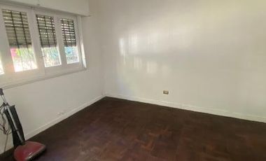Casa en venta  3 ambientes con cocheras descubiertas, jardín  Lomas de Zamora