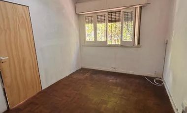 Casa en venta  3 ambientes con cocheras descubiertas, jardín  Lomas de Zamora