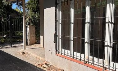 Casa en venta  3 ambientes con cocheras descubiertas, jardín  Lomas de Zamora