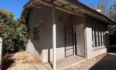 Casa en venta  3 ambientes con cocheras descubiertas, jardín  Lomas de Zamora