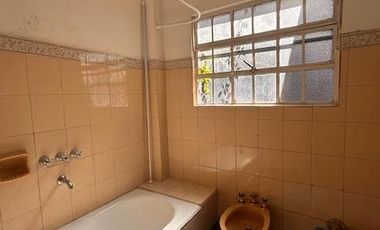 Casa en venta  3 ambientes con cocheras descubiertas, jardín  Lomas de Zamora