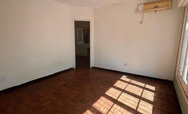 Casa en venta  3 ambientes con cocheras descubiertas, jardín  Lomas de Zamora
