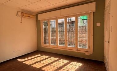 Casa en venta  3 ambientes con cocheras descubiertas, jardín  Lomas de Zamora