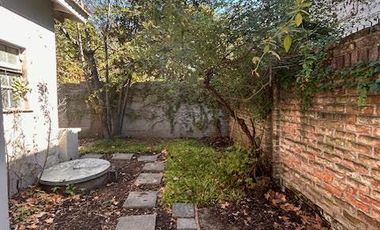 Casa en venta  3 ambientes con cocheras descubiertas, jardín  Lomas de Zamora