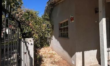 Casa en venta  3 ambientes con cocheras descubiertas, jardín  Lomas de Zamora