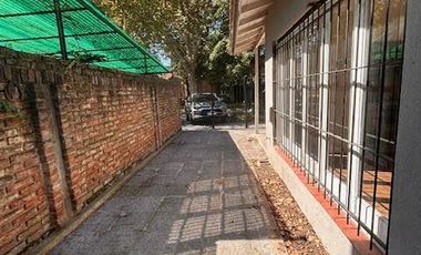 Casa en venta  3 ambientes con cocheras descubiertas, jardín  Lomas de Zamora