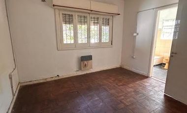 Casa en venta  3 ambientes con cocheras descubiertas, jardín  Lomas de Zamora