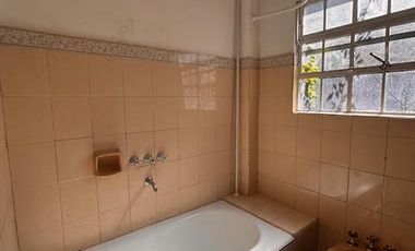 Casa en venta  3 ambientes con cocheras descubiertas, jardín  Lomas de Zamora