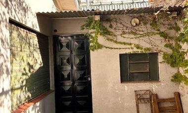 Casa en venta  3 ambientes con cocheras descubiertas, jardín  Lomas de Zamora