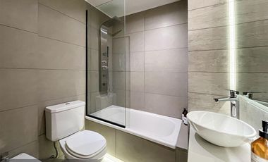 Venta departamento tipo duplex de cuatro dormitorios con balcón, cochera y patio. Rosario, Abasto