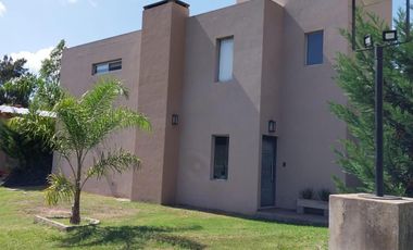 Casa en venta - 3 Dormitorios 2 Baños 2 Cocheras - 396mts2 - Ranelagh