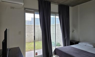 Venta departamento dos ambientes con patio, edificio Art Gallery Office, Pilar.