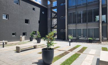 Venta departamento dos ambientes con patio, edificio Art Gallery Office, Pilar.