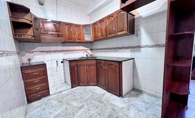 Casa en  venta de 4 ambientes con patio, parrilla y cochera - Wilde