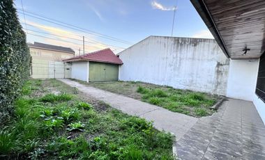 Casa en  venta de 4 ambientes con patio, parrilla y cochera - Wilde