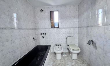 Casa en  venta de 4 ambientes con patio, parrilla y cochera - Wilde