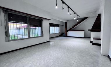 Casa en  venta de 4 ambientes con patio, parrilla y cochera - Wilde