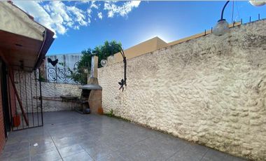 Casa en  venta de 4 ambientes con patio, parrilla y cochera - Wilde