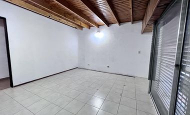 Casa en  venta de 4 ambientes con patio, parrilla y cochera - Wilde