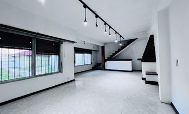 Casa en  venta de 4 ambientes con patio, parrilla y cochera - Wilde