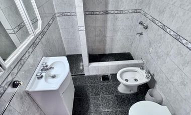 Casa en  venta de 4 ambientes con patio, parrilla y cochera - Wilde