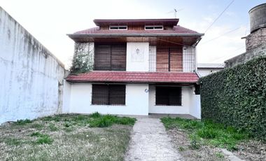 Casa en  venta de 4 ambientes con patio, parrilla y cochera - Wilde
