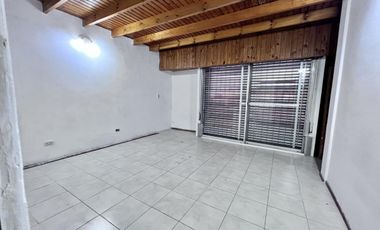 Casa en  venta de 4 ambientes con patio, parrilla y cochera - Wilde