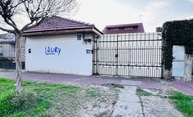 Casa en  venta de 4 ambientes con patio, parrilla y cochera - Wilde