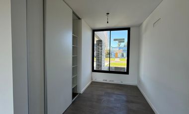 San Matías - Área 1 | Venta | Casa moderna a la laguna, de 5 amb con pileta