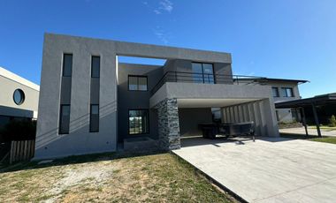 San Matías - Área 1 | Venta | Casa moderna a la laguna, de 5 amb con pileta