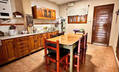 Amplia casa de 5 dormitorios con galería y pileta, Av. Roca al 1000, Barrio Sur