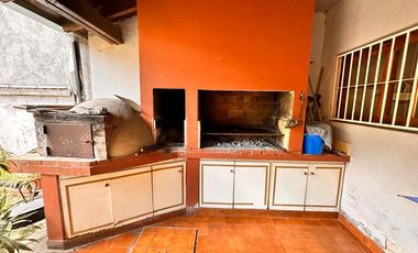 Amplia casa de 5 dormitorios con galería y pileta, Av. Roca al 1000, Barrio Sur