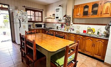 Amplia casa de 5 dormitorios con galería y pileta, Av. Roca al 1000, Barrio Sur