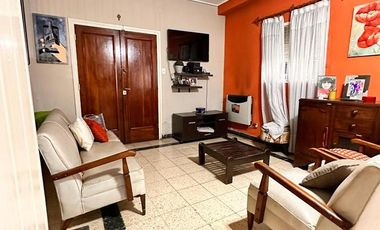 Amplia casa de 5 dormitorios con galería y pileta, Av. Roca al 1000, Barrio Sur