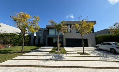 Casa al Golf en el Barrio El Golf. Nordelta