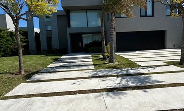 Casa al Golf en el Barrio El Golf. Nordelta
