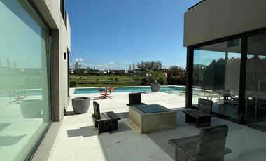 Casa al Golf en el Barrio El Golf. Nordelta