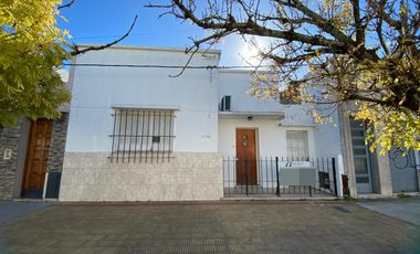 Casa en venta - 2 Dormitorios 1 Baño - 194Mts2 - Berisso