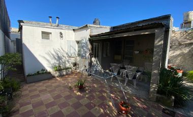 Casa en venta - 2 Dormitorios 1 Baño - 194Mts2 - Berisso