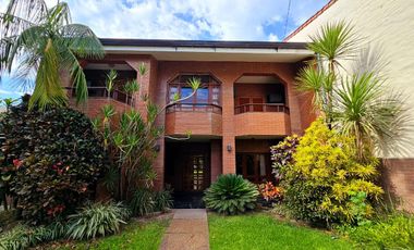 Importante casa de 5 dormitorios en VENTA en lote de 832 m2, zona Parque Guillermina, SMT