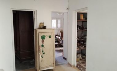 Propiedad de corte antiguo sobre 2 lotes. Necesita reformas.  Temperley Este