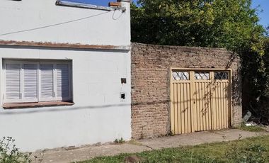 Propiedad de corte antiguo sobre 2 lotes. Necesita reformas.  Temperley Este