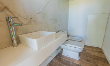 VENTA- Casa 3 Dormitorios con Jardín, Puerto Roldan