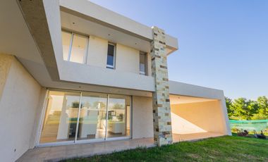 VENTA- Casa 3 Dormitorios con Jardín, Puerto Roldan