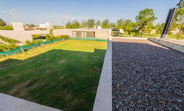 VENTA- Casa 3 Dormitorios con Jardín, Puerto Roldan