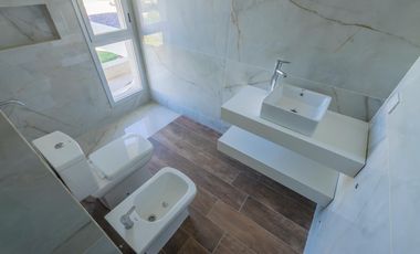 VENTA- Casa 3 Dormitorios con Jardín, Puerto Roldan