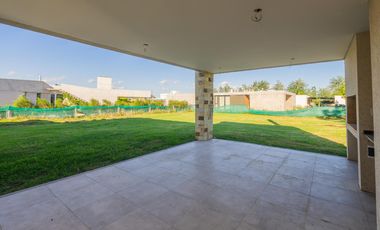 VENTA- Casa 3 Dormitorios con Jardín, Puerto Roldan